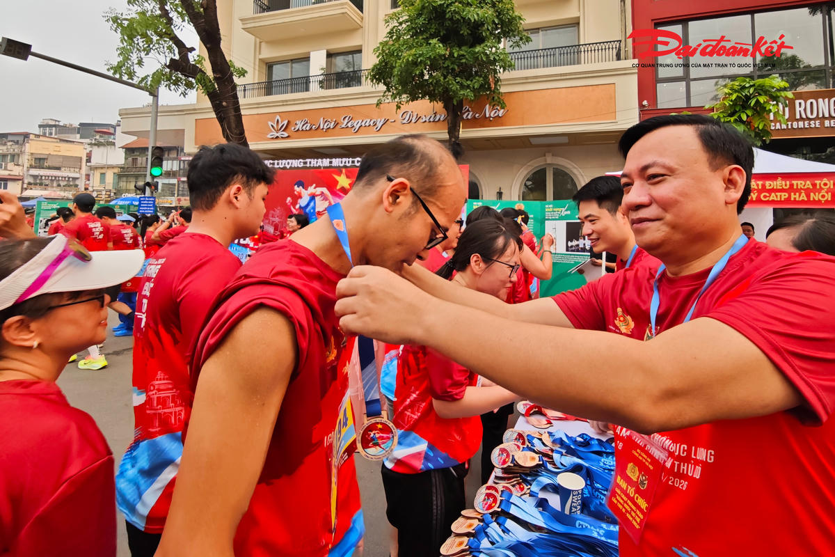 Hồ Gươm rực sắc đỏ trong giải chạy của lực lượng Công an Hà Nội