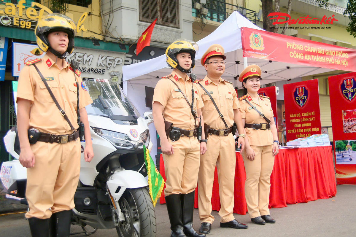 Tại khu vực trưng bày, Phòng CSGT phối hợp với Trung tâm đào tạo sát hạch Sài Đồng – Công ty CP Vận tải ô tô số 2 giới thiệu nhiều phương tiện, thiết bị nghiệp vụ hiện đại phục vụ công tác tuần tra, kiểm soát, xử lý vi phạm và dẫn đoàn. Nổi bật trong đó là dàn mô tô Honda Goldwing phương tiện đặc chủng thường xuyên xuất hiện trong các nhiệm vụ dẫn đoàn cấp cao, thu hút sự quan tâm đặc biệt của người dân.
