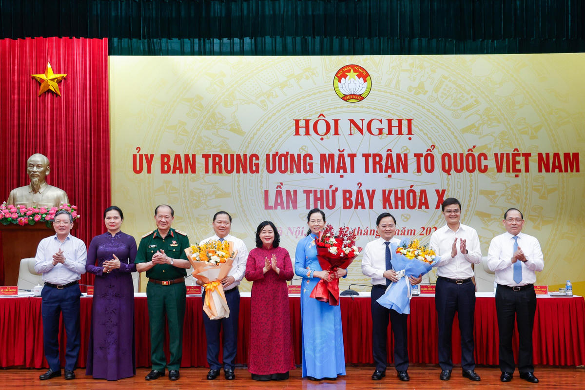Ban Thường trực UBTƯ MTTQ Việt Nam tặng hoa chúc mừng các đồng chí được hiệp thương cử tham gia Ủy ban, Đoàn Chủ tịch và giữ chức Phó Chủ tịch UBTƯ MTTQ Việt Nam khóa X, nhiệm kỳ 2024 - 2029. 
