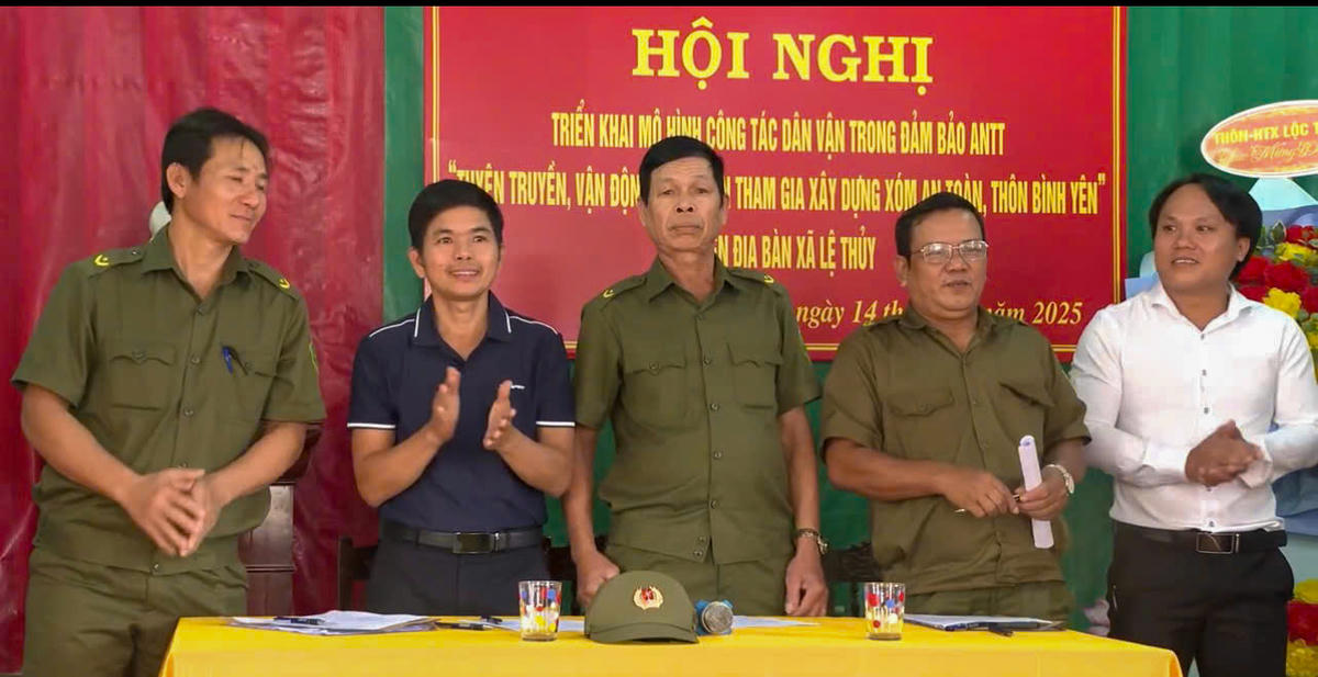 Ký cam kết triển khai mô hình điểm về “Tuyên truyền vận động nhân dân tham gia xây dựng xóm an toàn, thôn bình yên” tại thôn Lộc Thượng, xã Lệ Thuỷ. Ảnh: MTQT.