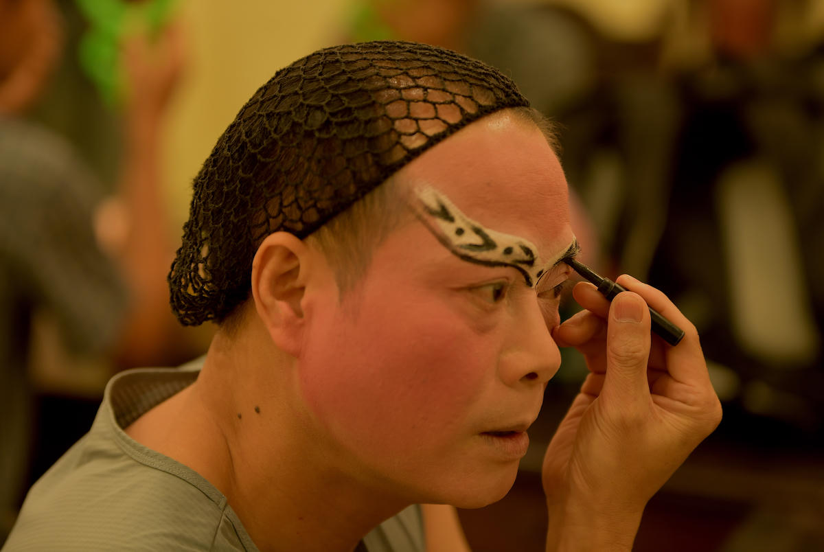 Nghệ sĩ tỉ mỉ hoàn thiện từng nét vẽ trên gương mặt.
