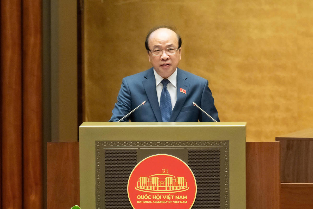 Chủ nhiệm Uỷ ban Pháp luật và Tư pháp Phan Chí Hiếu trình bày Tờ trình.