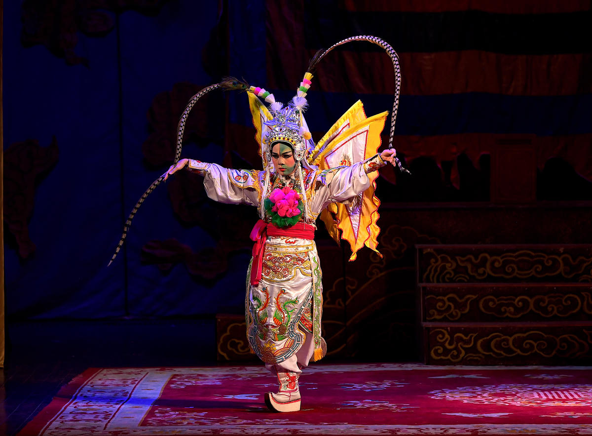 Vở tuồng “Nữ tướng Đào Tam Xuân” khắc họa sâu sắc hình tượng người phụ nữ. Sức hút của nhân vật không chỉ nằm ở bề ngoài với giáp trụ và ngọn cờ cắm sau lưng, mà nằm ở hành trình tâm lý vô cùng bi tráng. Tạo hình nhân vật với giáp trụ, cờ lệnh và vũ khí góp phần làm nổi bật hình tượng đào võ trên sân khấu. 