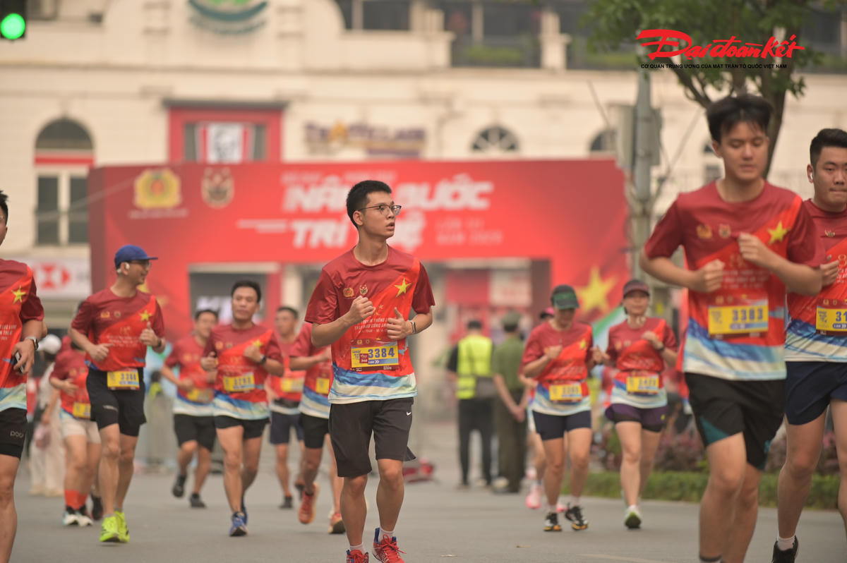 Hồ Gươm rực sắc đỏ trong giải chạy của lực lượng Công an Hà Nội