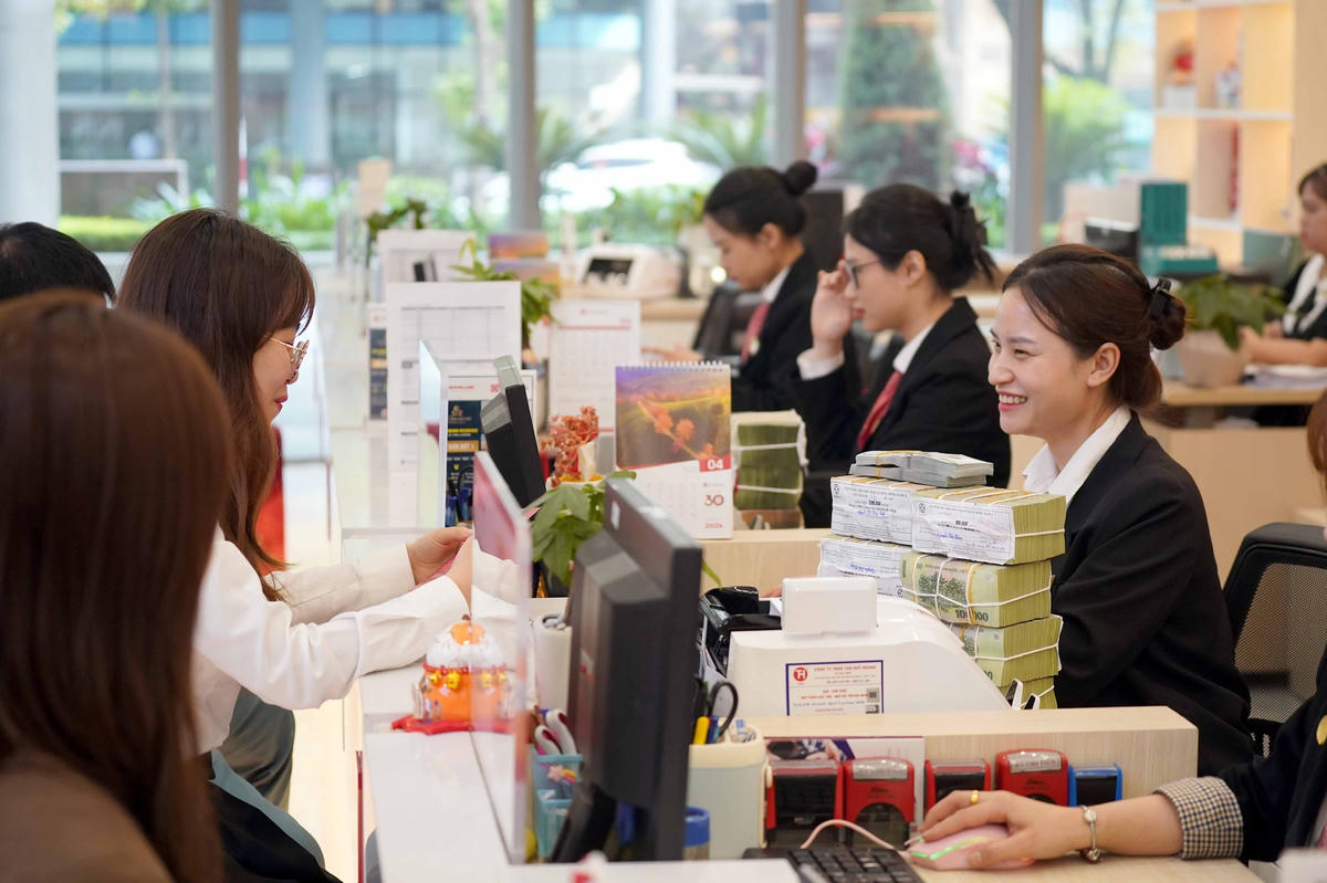 Nhiều ngân hàng đã điều chỉnh giảm lãi suất. Ảnh: Quang Vinh.