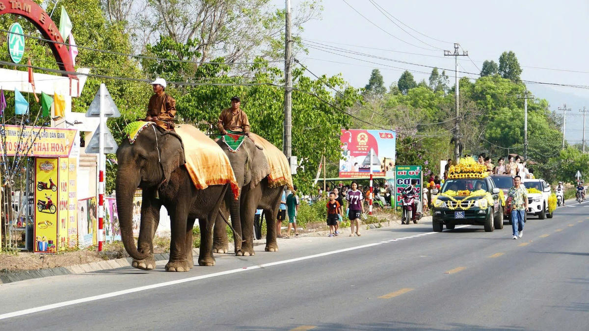 Đoàn xe rước Nàng Chúa Xuân 