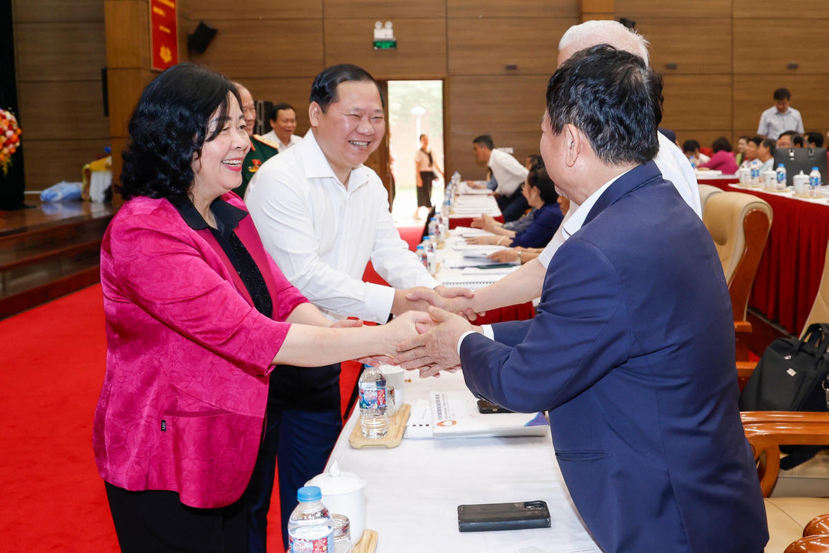 Ủy viên Bộ Chính trị, Bí thư Trung ương Đảng, Bí thư Đảng ủy MTTQ, các đoàn thể Trung ương, Chủ tịch UBTƯ MTTQ Việt Nam&nbsp;Bùi Thị Minh Hoài gặp gỡ các đại biểu tham dự Hội nghị. Ảnh: Quang Vinh.