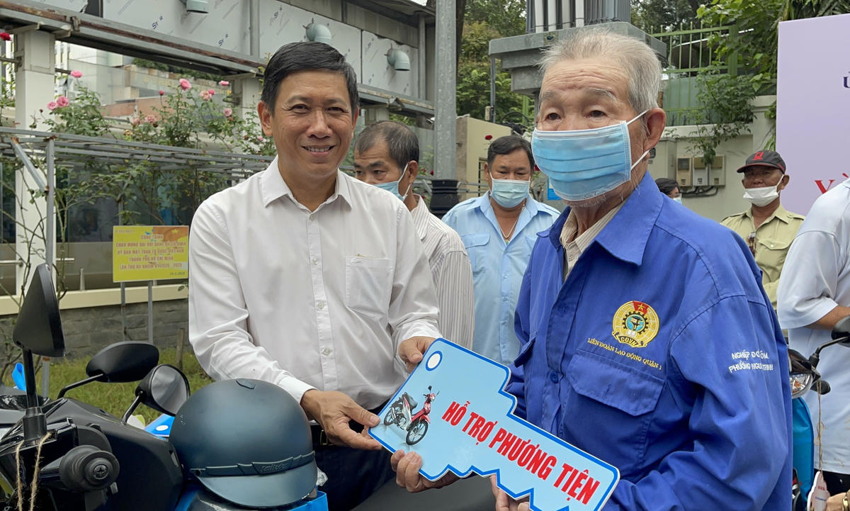 Một hoạt động trao phương tiện sinh kế cho người dân do MTTQ Việt Nam TPHCM tổ chức. Ảnh: Q.Đ.