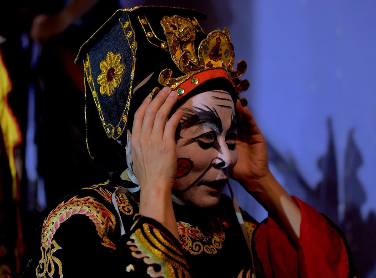 Gương mặt tuồng sau khi hoàn thiện trở thành “ngôn ngữ” truyền tải nội tâm nhân vật. 