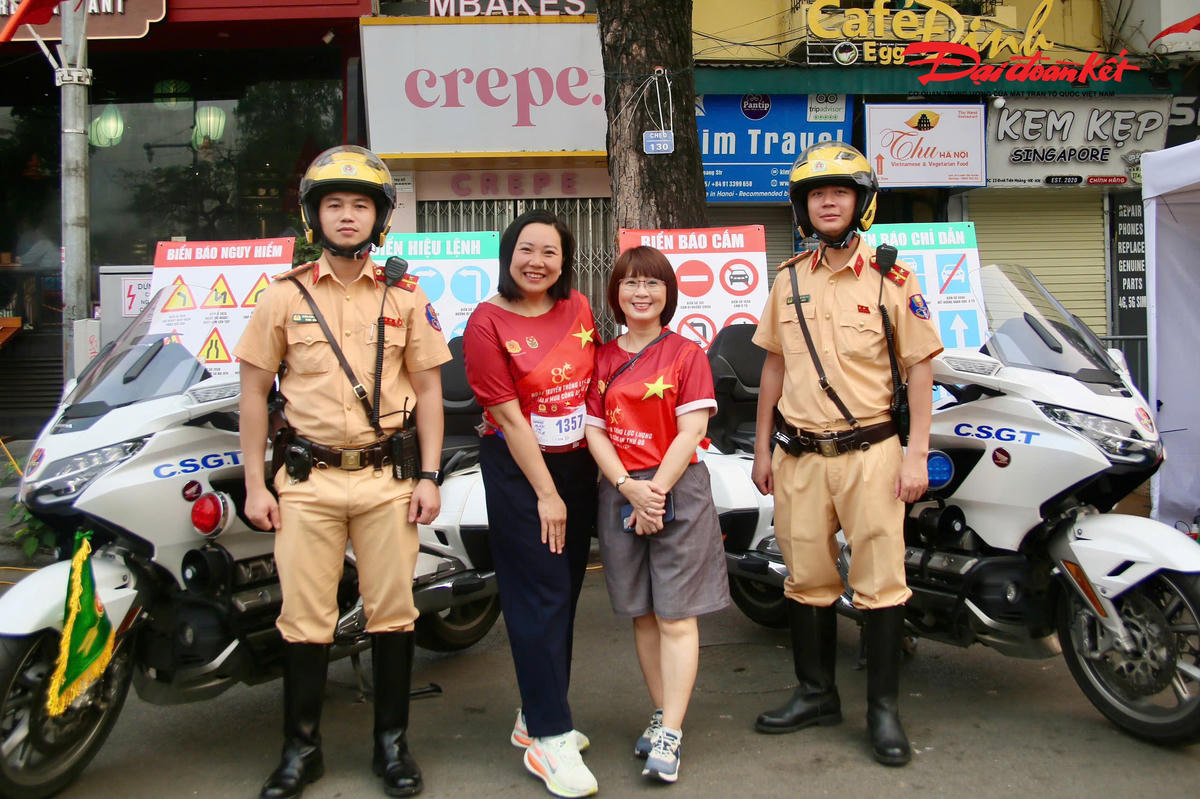 Chị Nguyễn Thị Hà trú tại phường Thanh Xuân chia sẻ: “Được ngồi thử trên chiếc mô tô đặc chủng, tôi cảm thấy rất ấn tượng. Đây là trải nghiệm hiếm có, giúp tôi hiểu hơn về sự vất vả, trách nhiệm của lực lượng CSGT".
