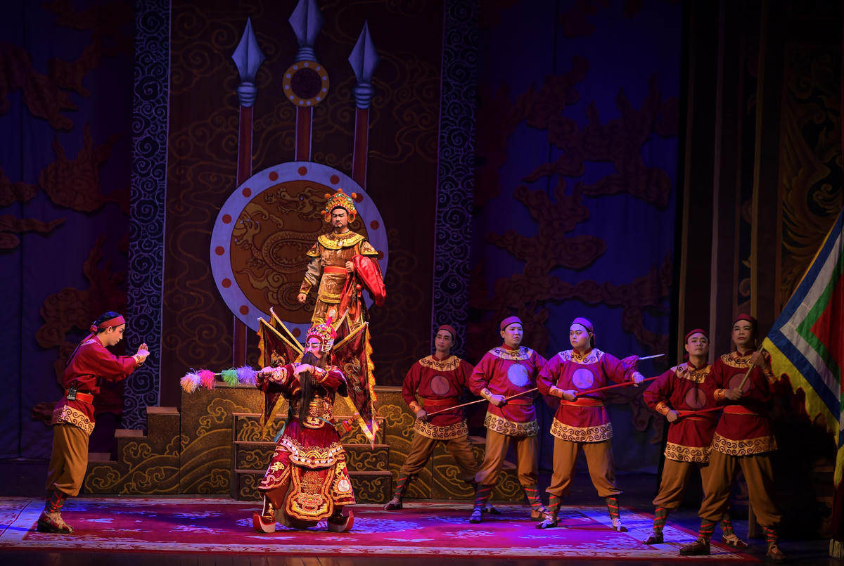 Nghệ thuật tuồng được gìn giữ qua đôi tay và tâm huyết của nhiều thế hệ nghệ sĩ.