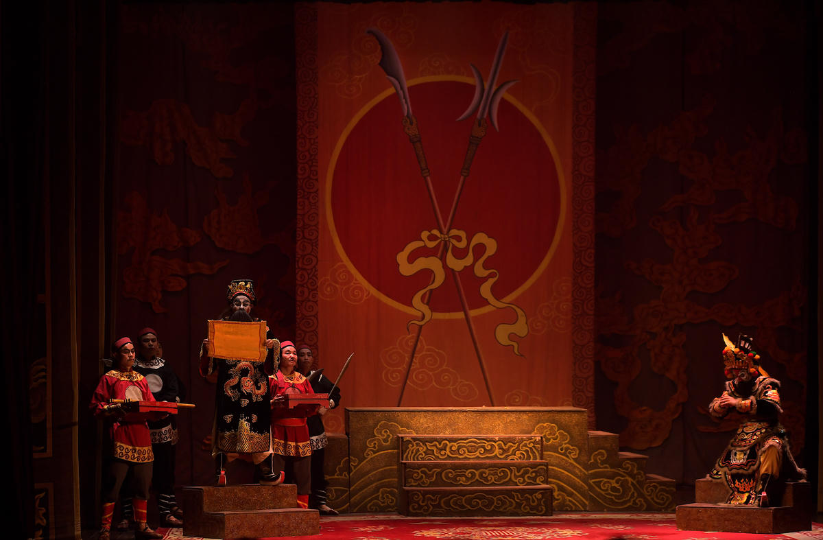 Trịnh Ân hoài nghi về tính chân thực nội dung tờ chiếu, nhưng vẫn phải tuân theo.