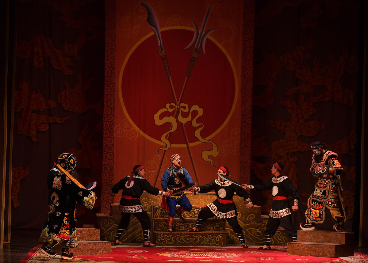 Chúng kiến cảnh cha bị hãm hại, vu oan. Trịnh Ấn không chịu được cảnh bất bình, đã một mình xông vào phá pháp trường cứu cha.