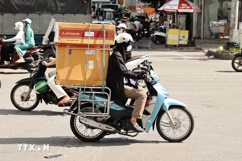 Các nhà cung cấp, lắp đặt điều hòa cũng tất bật với công việc trong thời tiết nắng nóng. (Ảnh: Vũ Quang/TTXVN).