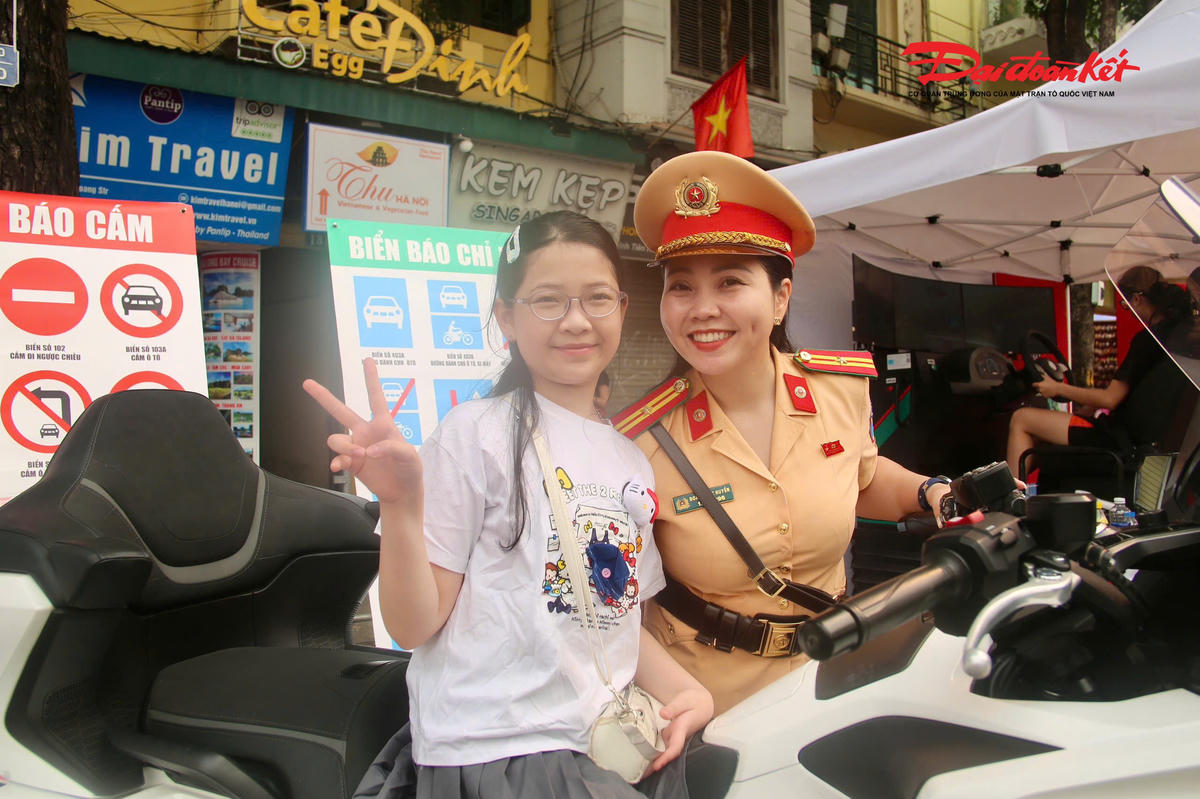 Người dân trải nghiệm gian trưng bày của CSGT tại phố đi bộ hồ Hoàn Kiếm