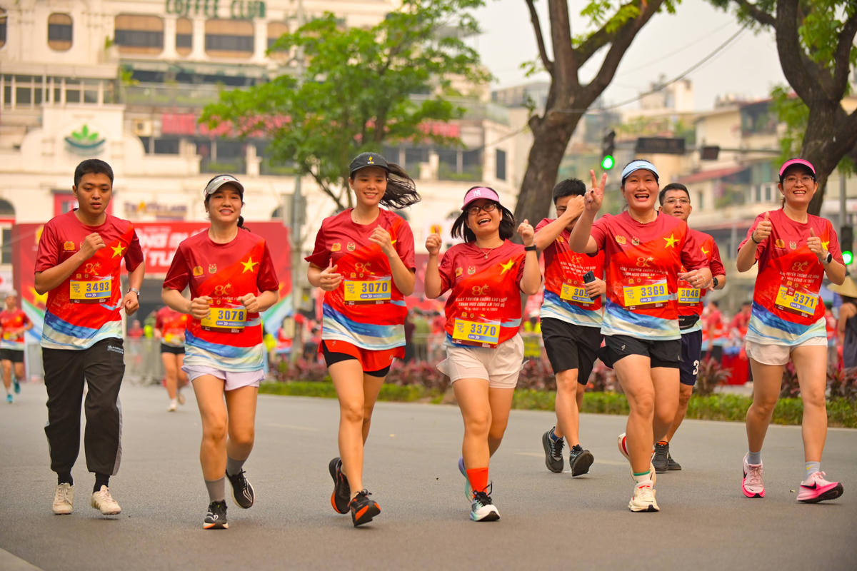 Giải chạy thu hút đông đảo người dân tham gia.