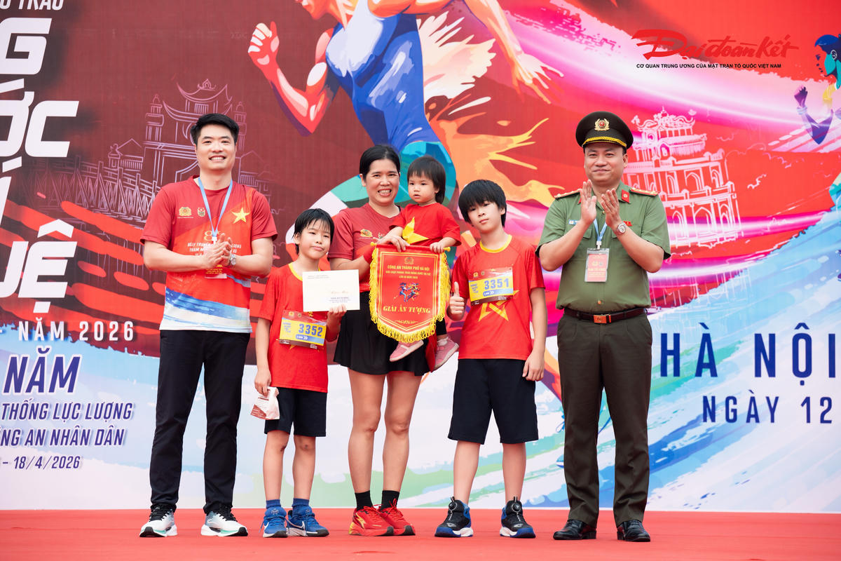 Hồ Gươm rực sắc đỏ trong giải chạy của lực lượng Công an Hà Nội