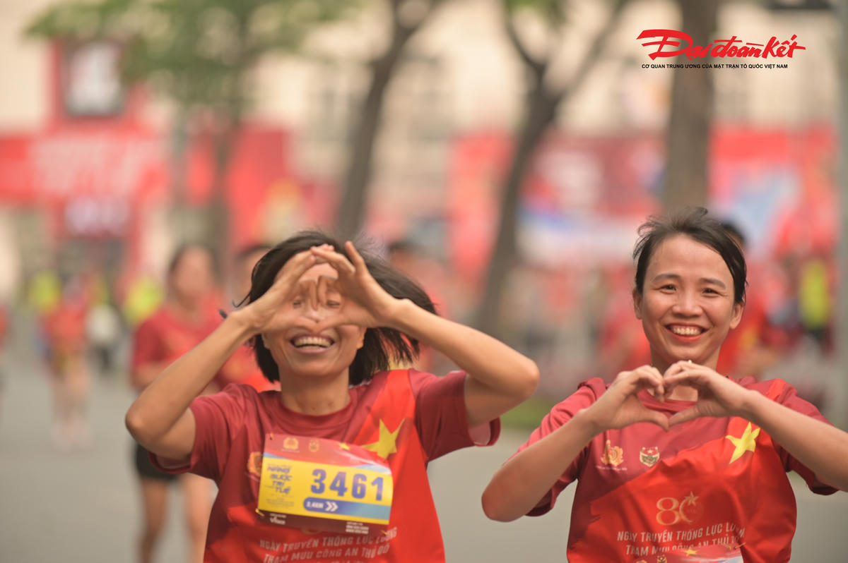 Hồ Gươm rực sắc đỏ trong giải chạy của lực lượng Công an Hà Nội