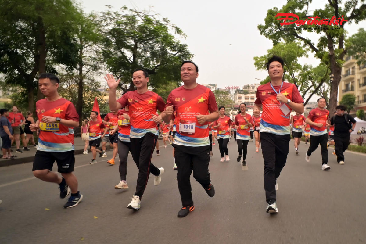 Hồ Gươm rực sắc đỏ trong giải chạy của lực lượng Công an Hà Nội