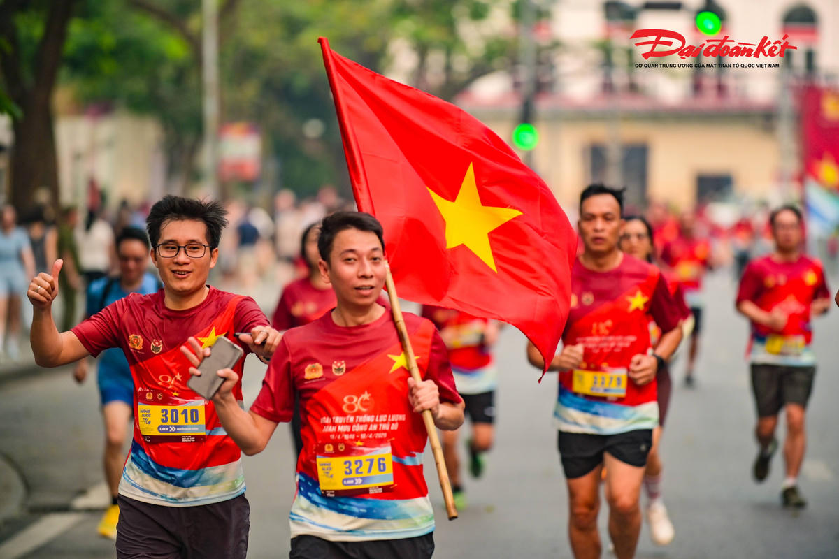 Hồ Gươm rực sắc đỏ trong giải chạy của lực lượng Công an Hà Nội