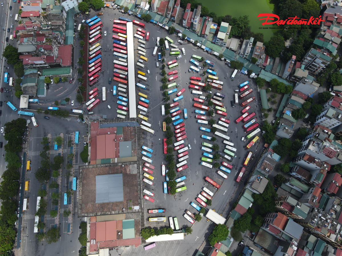 Tăng cường kiểm soát tại bến xe, kiên quyết không để xảy ra tình trạng tự ý nâng giá vé, cò mồi, chặt chém hành khách trong dịp cao điểm lễ.