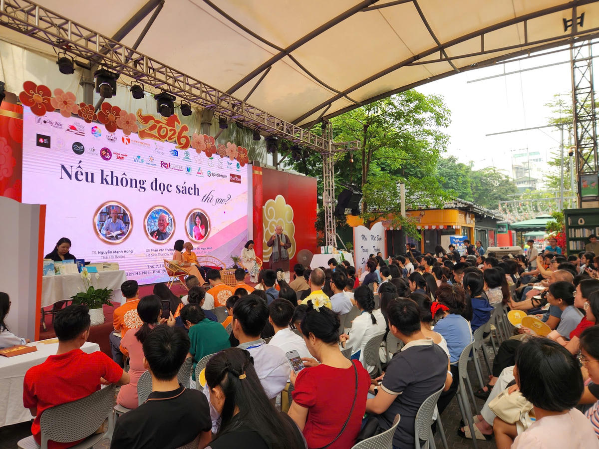 Tọa đàm “Nếu không đọc sách thì sao?” thu hút đông đảo người quan tâm đến sách. Ảnh: Trần Ngân.