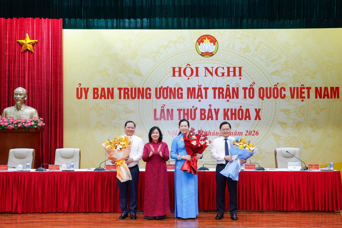 Chủ tịch Bùi Thị Minh Hoài tặng hoa chúc mừng các đồng chí được hiệp thương cử tham gia Ủy ban, Đoàn Chủ tịch và giữ chức Phó Chủ tịch UBTƯ MTTQ Việt Nam khóa X, nhiệm kỳ 2024 - 2029.