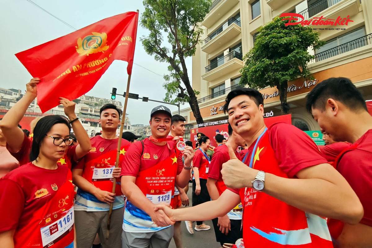 Hồ Gươm rực sắc đỏ trong giải chạy của lực lượng Công an Hà Nội