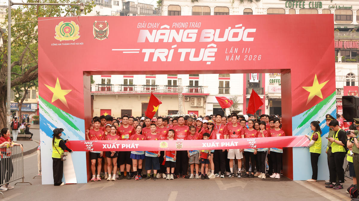Gần 1.000 người tham gia Giải chạy “Nâng bước trí tuệ” do Công an Hà Nội tổ chức