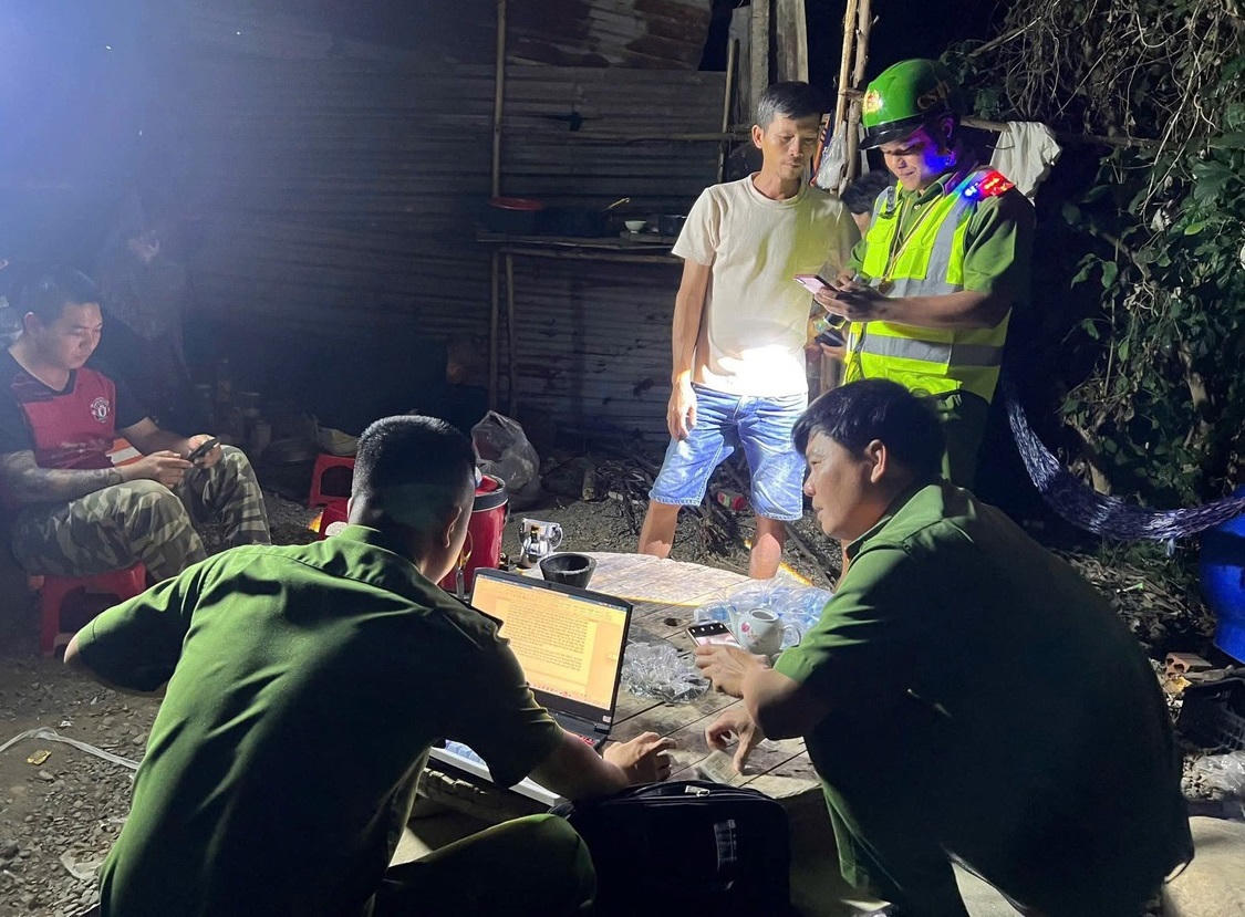 Công an xã Trung Khánh Vĩnh, tỉnh Khánh Hòa xử lý nhóm cát tặc tại khu vực khai thác trái phép.