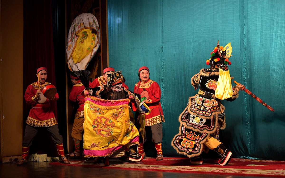 Giữa đường gặp Hàn Phụng là bố vợ vua, ỷ có con là thứ phi nên lộng hành lấy kiệu của vua đi chơi, không chịu được sự ngang ngược, lộng hành của Hàn Phụng, Trịnh Ân đã đánh Hàn Phụng một trận nên thân.