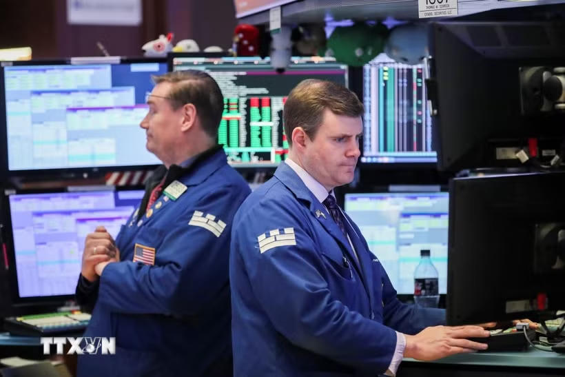 Giao dịch viên tại sàn chứng khoán New York, Mỹ. (Ảnh: THX/TTXVN).