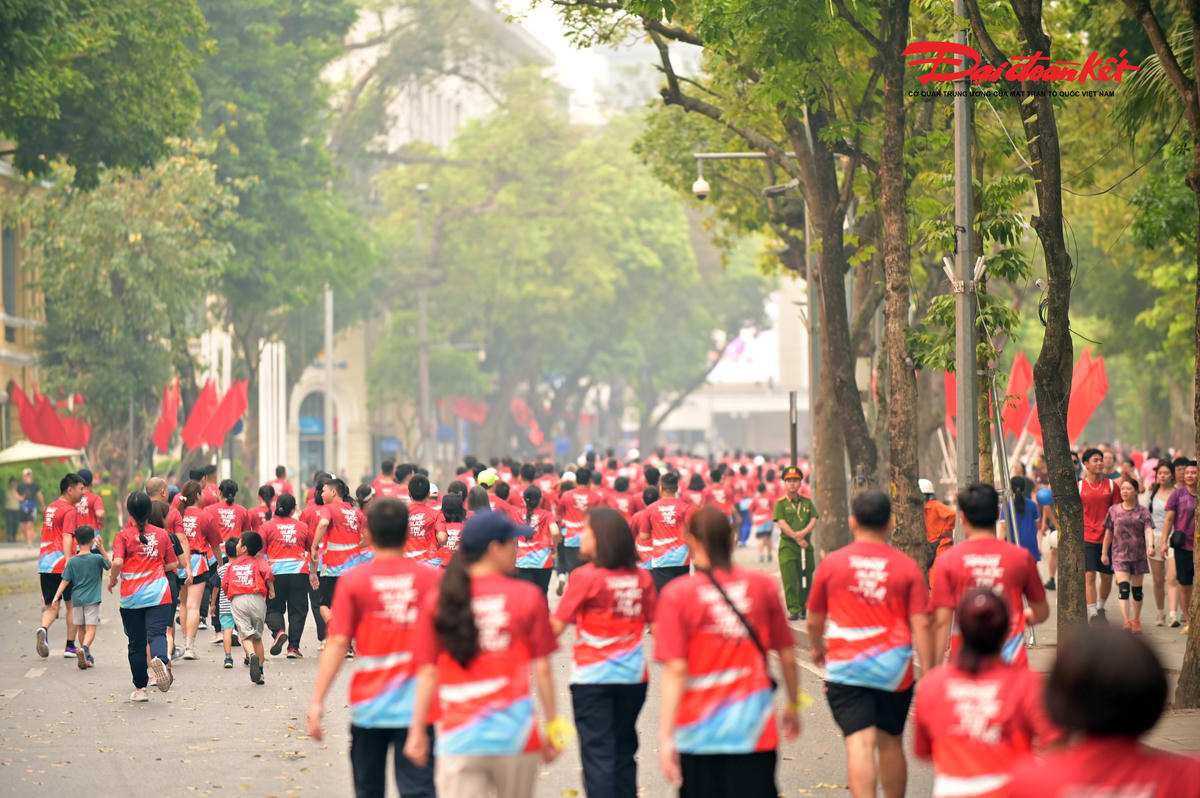 Hồ Gươm rực sắc đỏ trong giải chạy của lực lượng Công an Hà Nội