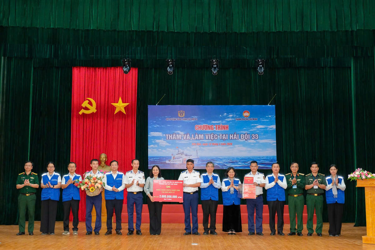 Đoàn công tác TP Hồ Chí Minh thăm, động viên lực lượng làm nhiệm vụ nơi tuyến đầu Tổ quốc