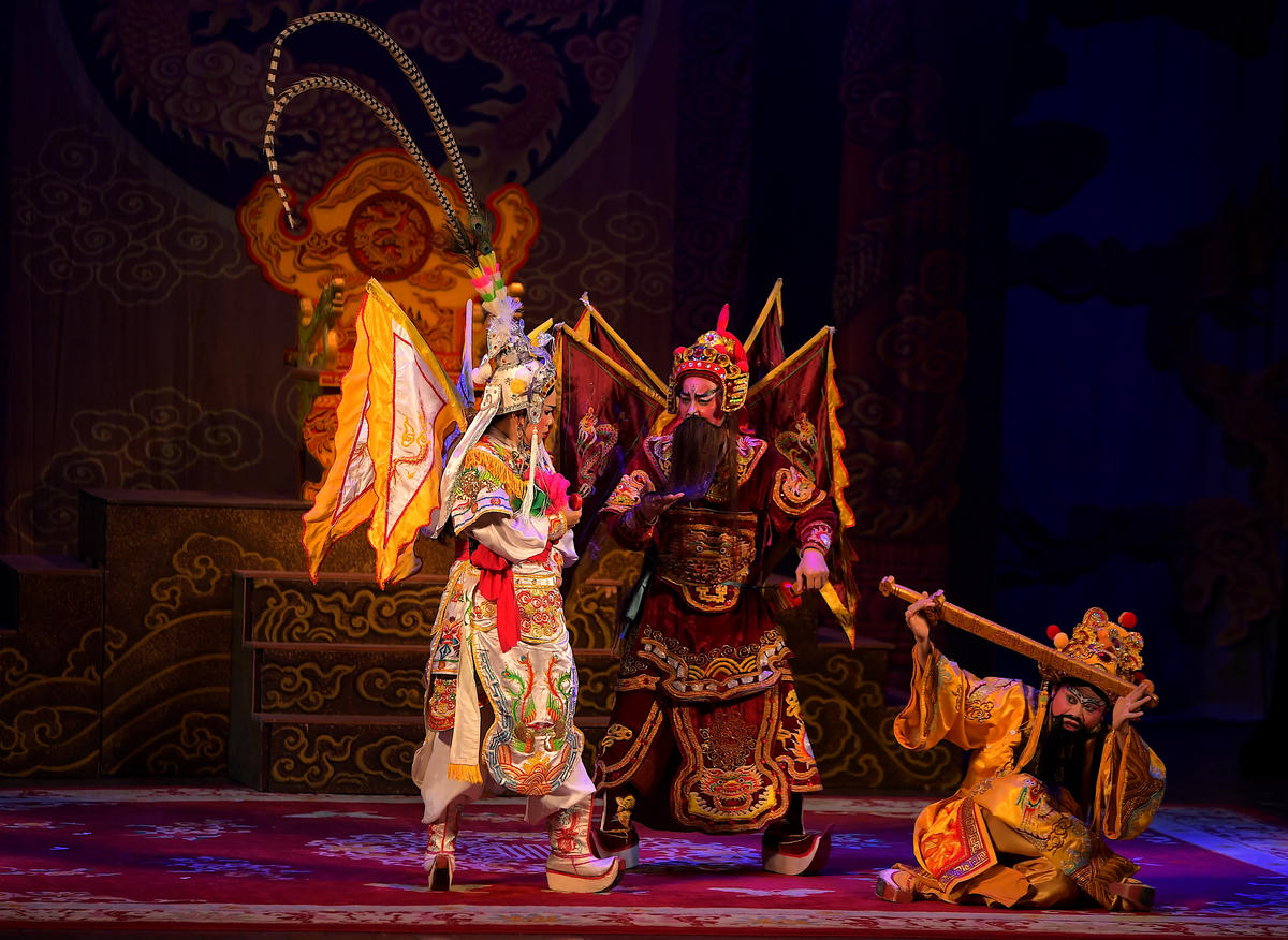 Đối với nghệ thuật truyền thống tuồng, người nghệ sĩ không chỉ biết diễn xuất, mà còn phải tự tay vẽ gương mặt của chính mình mỗi khi bước ra sân khấu.