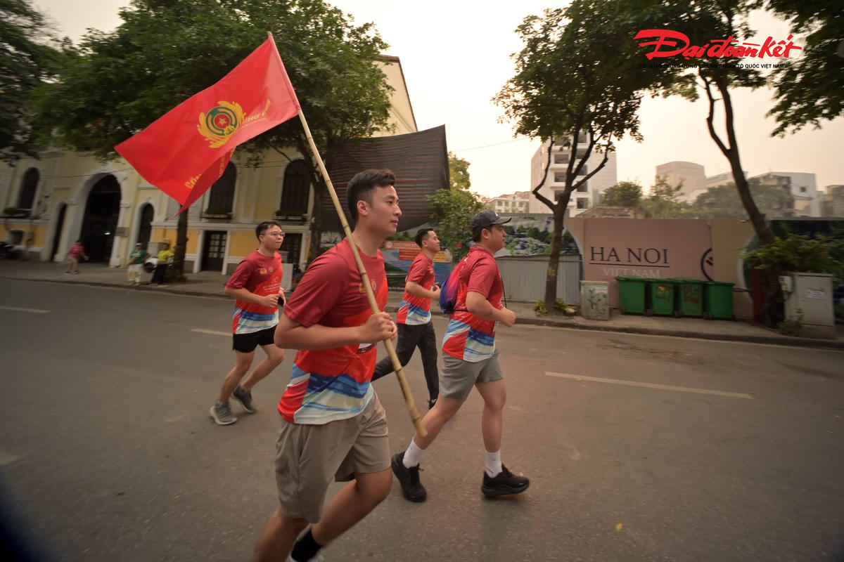 Hồ Gươm rực sắc đỏ trong giải chạy của lực lượng Công an Hà Nội