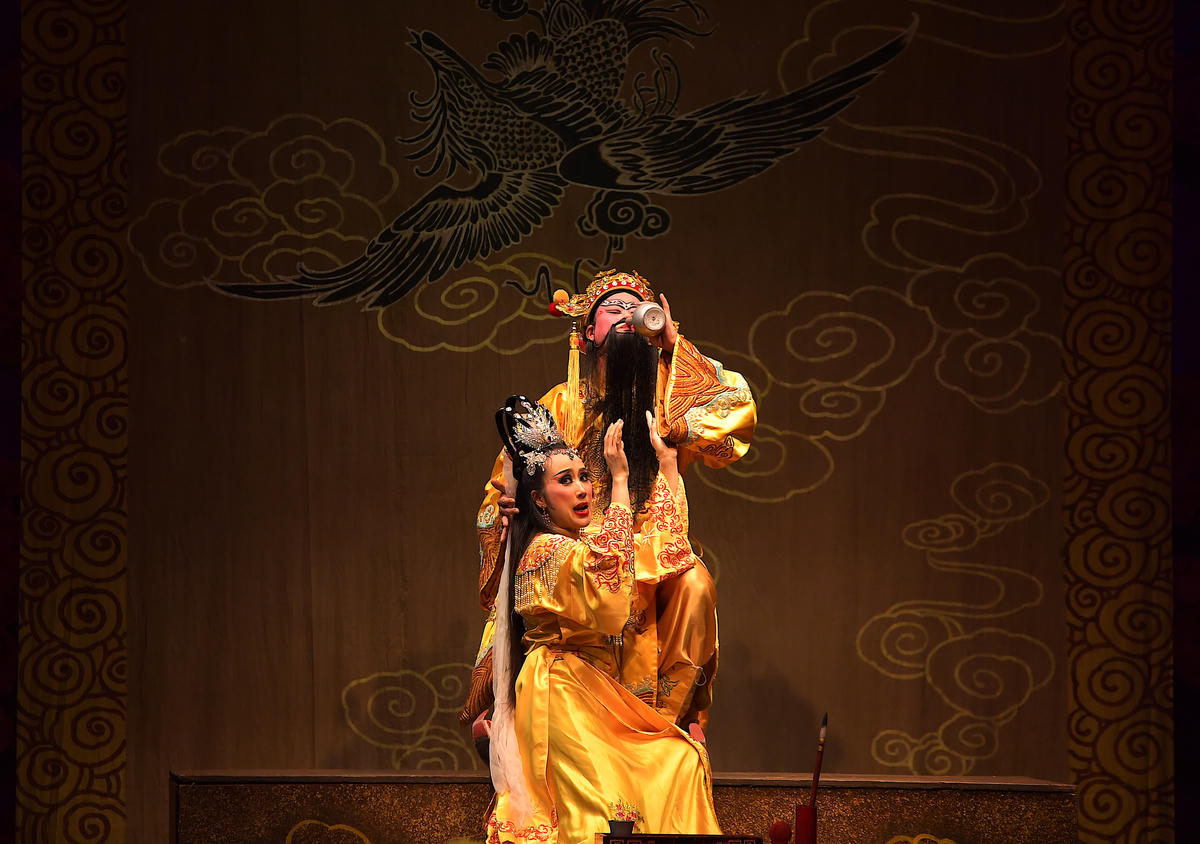 Triệu Khuông Dẫn bị Tố Mai chuốc rượu say.