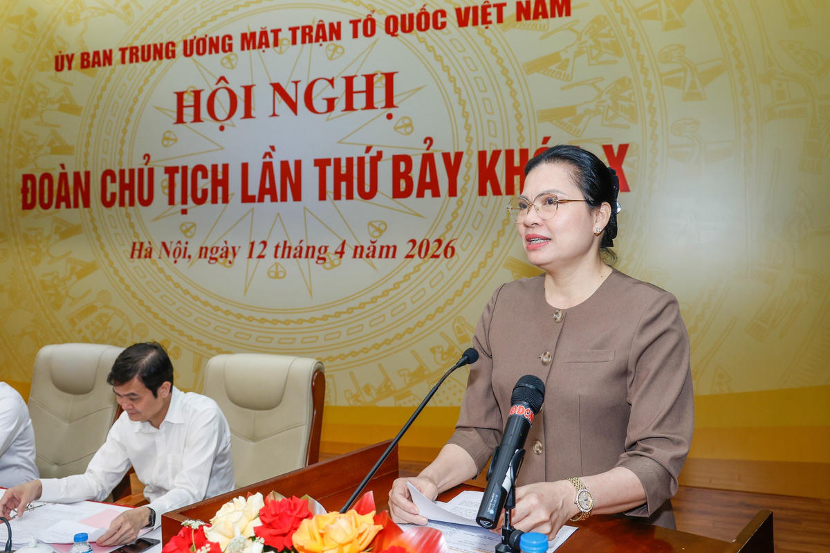 Phó Chủ tịch - Tổng Thư ký UBTƯ MTTQ Việt Nam Hà Thị Nga trình bày Tờ trình xin ý kiến về Dự thảo Điều lệ MTTQ Việt Nam sửa đổi, bổ sung và&nbsp;Đề án nhân sự UBTƯ MTTQ Việt Nam khóa XI. Ảnh: Quang Vinh.