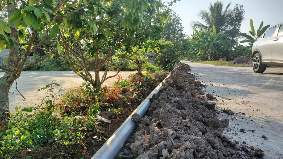 Có nước sạch về, nhiều gia đình đầu tư đường ống đấu nối đưa nước về dùng. Ảnh: Nguyên Du