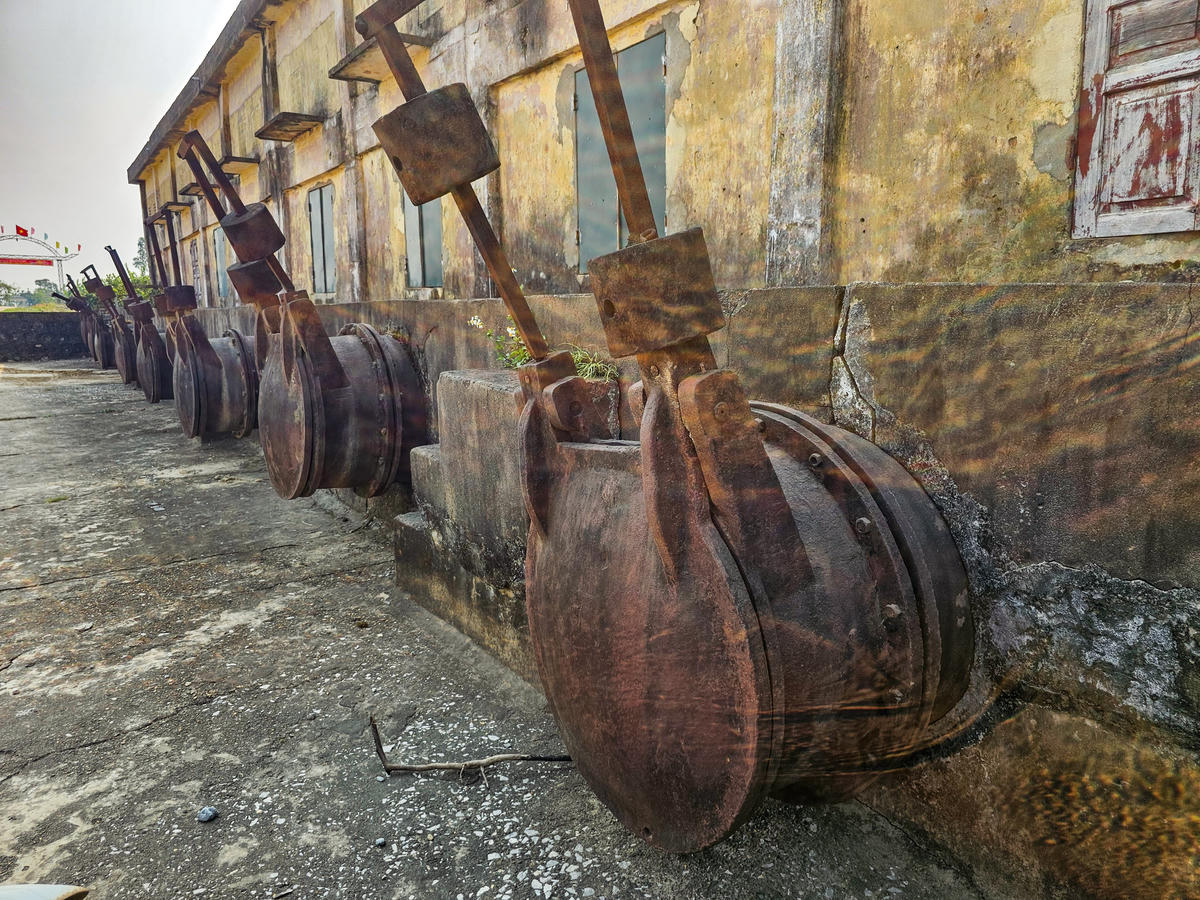 Ông Hưng cho biết thêm, nếu vận hành đủ 8 máy với công suất thiết kế khoảng 4.000 m3/h, toàn bộ công trình sẽ rung lắc mạnh, có thể dẫn đến sự cố nghiêm trọng, đe dọa trực tiếp đến kết cấu nhà trạm. Ảnh: Đình Minh.