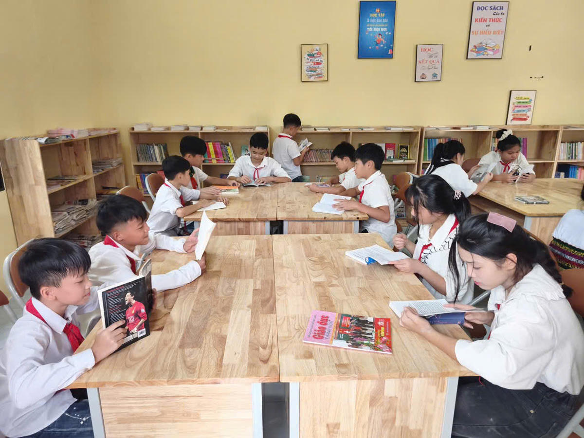 Các em học sinh Trường THCS Nam Động đọc sách tại thư viện trường. Ảnh: Nguyên Long