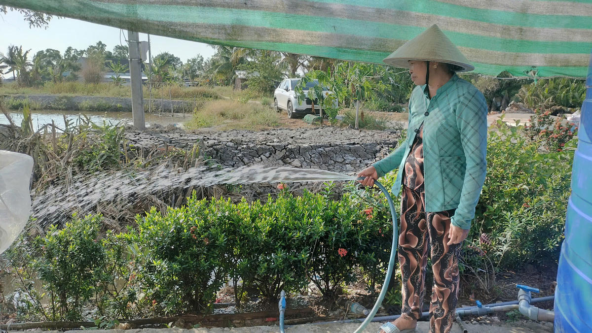 Không chỉ giải “cơn khát” nước sinh hoạt, nguồn nước sạch còn mở ra nhiều thay đổi trong đời sống người dân. Ảnh: Nguyên Du