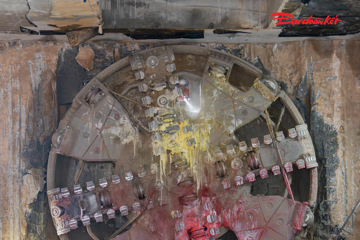 Trong suốt quá trình triển khai, yếu tố an toàn luôn được đặt lên hàng đầu, với hệ thống quan trắc địa kỹ thuật được vận hành liên tục nhằm theo dõi biến động nền đất và đảm bảo ổn định cho các công trình trên bề mặt.