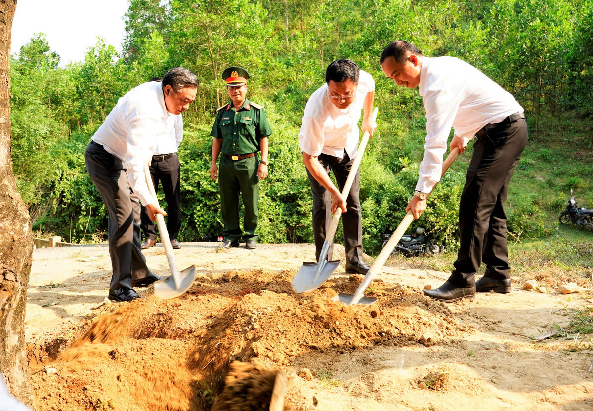 Chủ nhiệm UBKT Trung ương Trần Sỹ Thanh (bên trái) trồng cây tại&nbsp;Di tích Ban Kiểm tra Khu ủy Khu V. Ảnh: Nguyễn Tín.