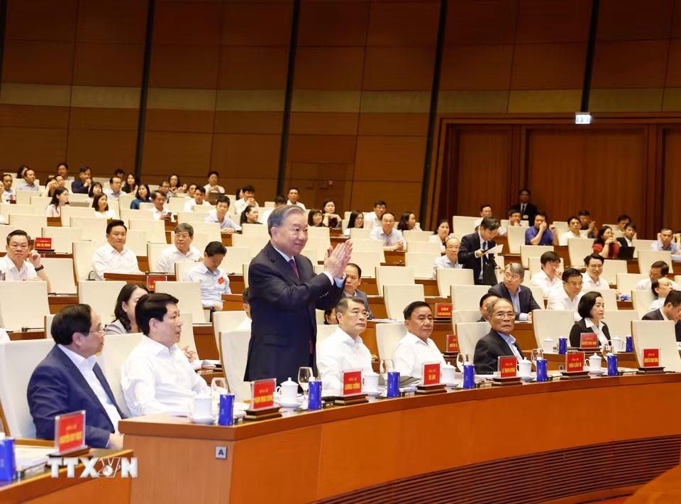 Tổng Bí thư, Chủ tịch nước Tô Lâm và các đồng chí lãnh đạo, Đảng, Nhà nước cùng các đại biểu tham dự tại điểm cầu Hội trường Diên Hồng. (Ảnh: TTXVN)