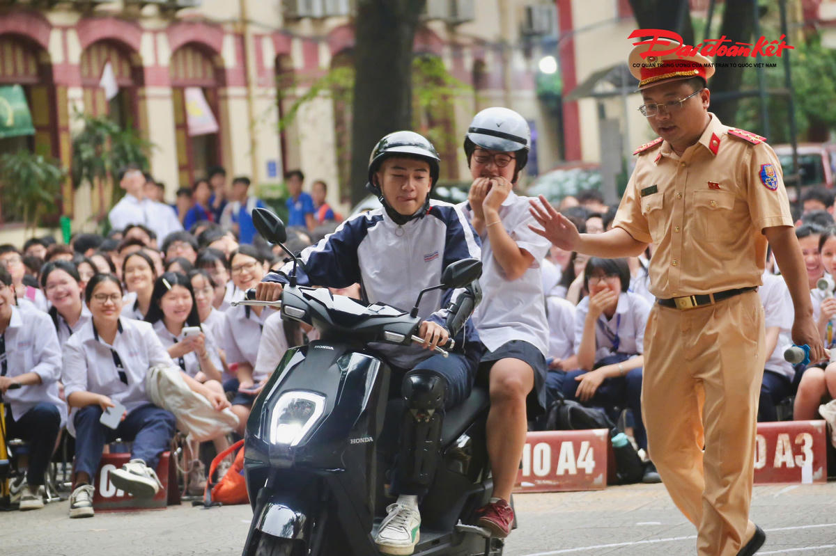 Hà Nội: Hơn 1.200 học sinh Trường THPT Trần Phú được trang bị kỹ năng lái xe an toàn