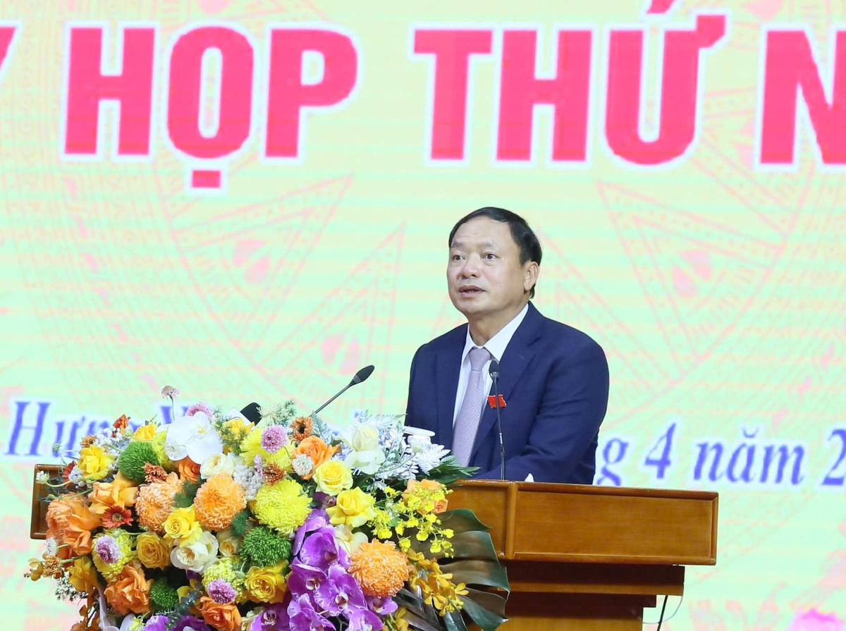 Ông Trần Quốc Văn phát biểu sau khi được HĐND tỉnh Hưng Yên bầu giữ chức Chủ tịch HĐND tỉnh. Ảnh: Tất Đạt.