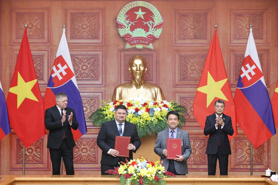 Thủ tướng Lê Minh Hưng và Thủ tướng Robert Fico chứng kiến trao Biên bản ghi nhớ giữa Viện Năng lượng nguyên tử Việt Nam và Viện Nghiên cứu Nhà máy điện hạt nhân Slovakia - Ảnh: VGP/Nhật Bắc