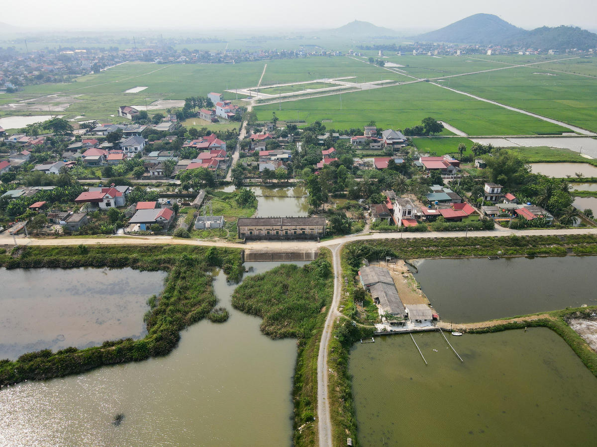 Nằm giữa vùng đồng trũng huyện Nông Cống, Trạm bơm Tượng Văn xuống cấp nghiêm trọng sau nhiều năm vận hành. Ảnh: Đình Minh