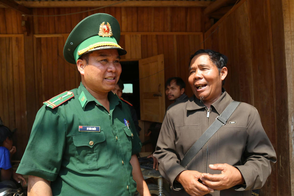 Cán bộ và người dân các bản giáp biên, thắt chặt tình hữu nghị Việt-Lào. Ảnh: Nguyễn Tín.